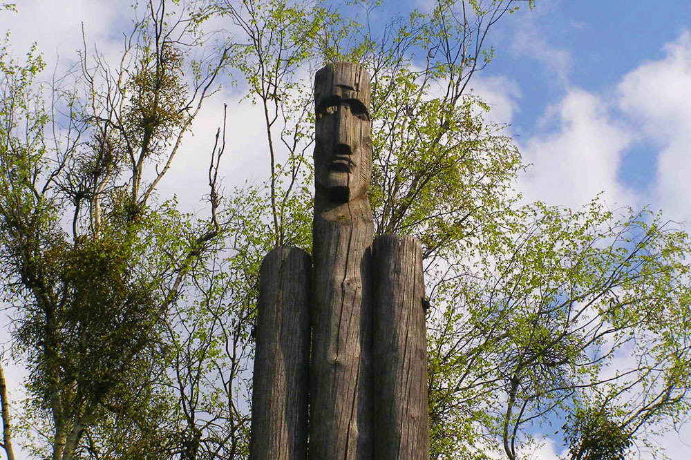 Niezłomni - drewniana rzeźba w Parku Miejskim.