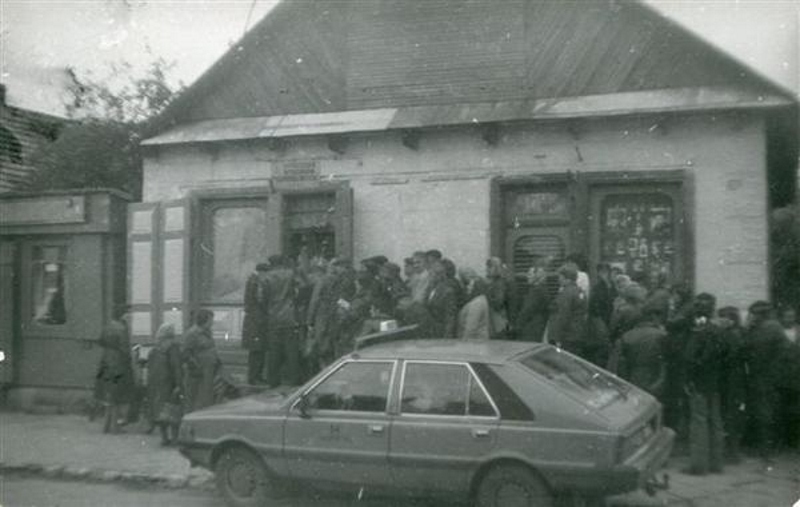 Kolejka do zakładu masarskiego Andrzeja Borowika w połowie lat 80 przy ul. Wierobieja.