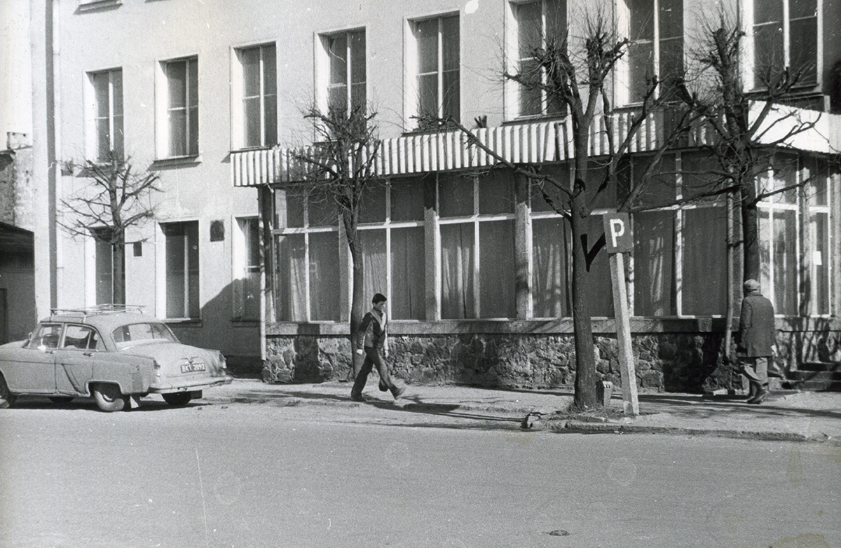 Restauracja ,,Hajnowianka"znajdowała się na parterze budynku PSS Społem. Obiekt powstał pod koniec lat 50.