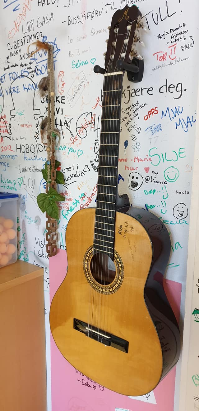Wizyta studyjna u norweskiego partnera w mieście Alta. Gitara na tle popisanej ściany.