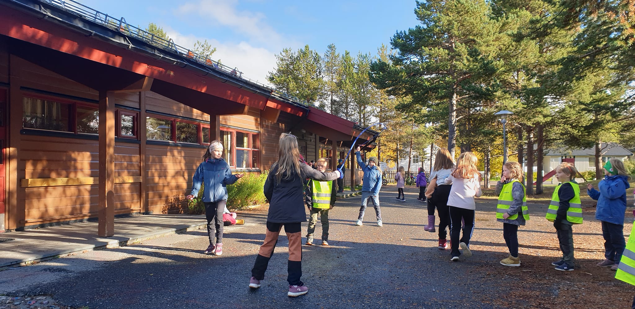 Wizyta studyjna u norweskiego partnera w mieście Alta. Dzieci bawiące się przed szkołą.